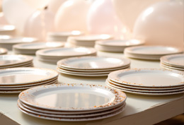 Выбор одноразовой посуды на праздник фото